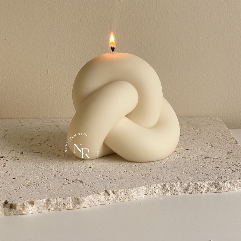 Naomi Large Knot Candle  image 0